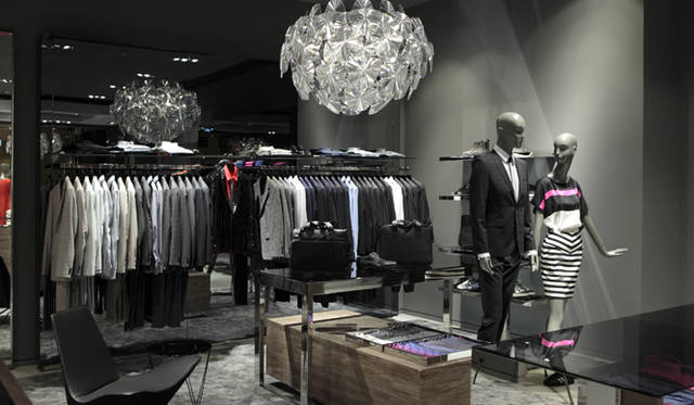 <strong>HUGO BOSS｜ヒューゴ ボス</strong>　シャンデリアが一際目に入り、ゴージャスなイメージ。