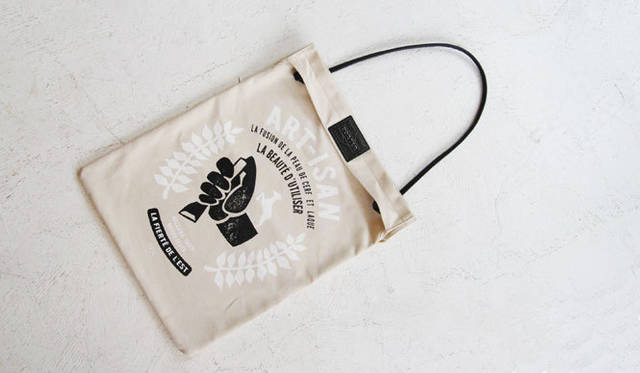 <strong>Maruwakaya × Asakusa Maekawa Inden × Yoshida & Co.</strong> This tote bag features graphics inspired by the traditional 'Inden' craft, designed by artist NIL, known for his unique pop style expressed through stamp art,缶バッジ, and art cacti. ¥26,250