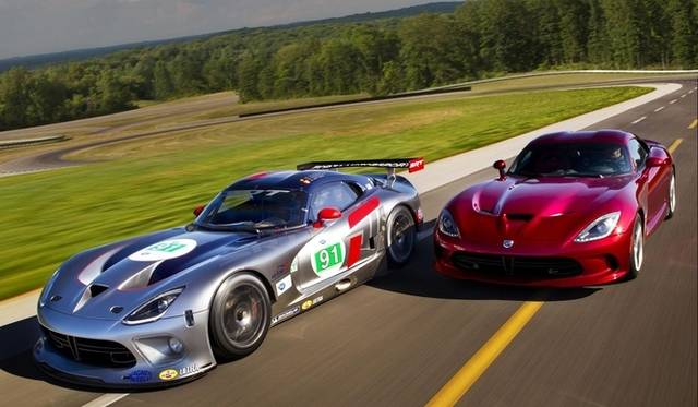 <strong>SRT Viper｜SRTバイパー</strong>　左がSRT Viper GTS-R、右がSRT Viper