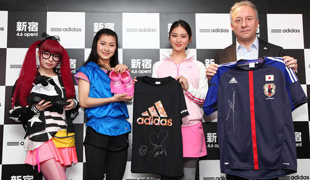 左から、きゃりーぱみゅぱみゅ、村上佳菜子選手、武井 咲さん、アルベルト・ザッケローニ監督