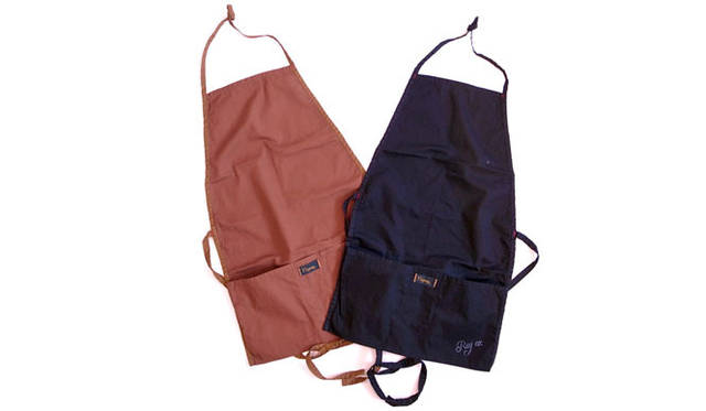 <strong>Napron｜ナプロン</strong>　フロントのポケット口はあえてふくらみをもたせて手を入れやすく工夫。VINTAGE DUCK HALF APRON 各4725円