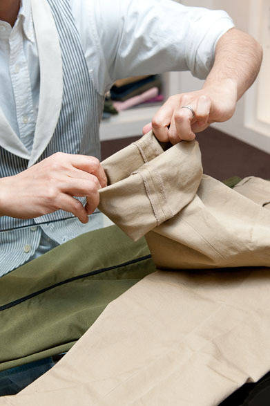 <strong>ESTNATION</strong> Cropped Pants with Side Stripe ¥24,150 (ESTNATION)
