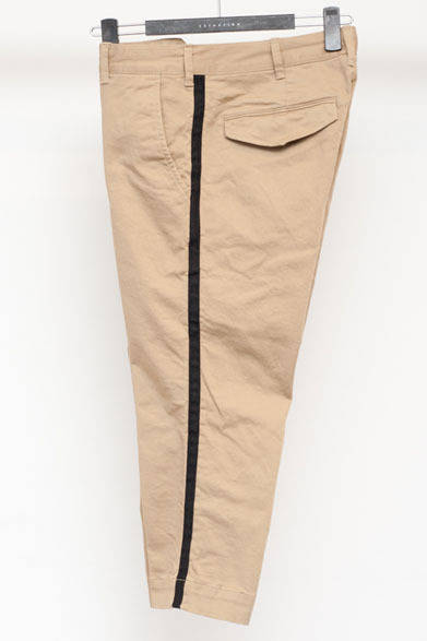 <strong>ESTNATION</strong> Cropped Pants with Side Stripe ¥24,150 (ESTNATION)