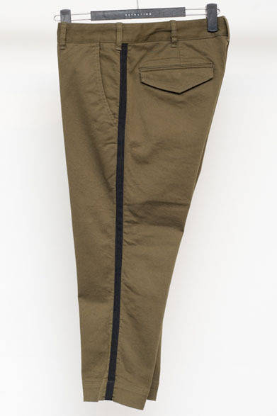 <strong>ESTNATION</strong> Cropped Pants with Side Stripe ¥24,150 (ESTNATION)