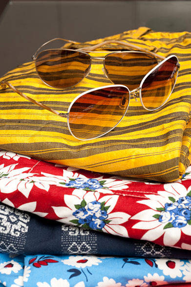 <strong>ESTNATION</strong> Sunglasses (white frame) ¥29,400, Sunglasses (gold frame) ¥28,350 (both OLIVER PEOPLES × ESTNATION / ESTNATION)