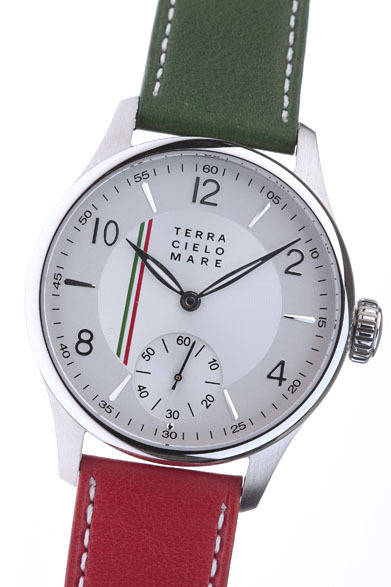 <strong>Hankyu MEN'S TOKYO | May "Euro Preppy Sports"</strong> Tricolore (Leather belt/Case diameter 44mm/Hand-wound/Sapphire glass/Case 316L stainless steel/5 ATM water resistant) ¥132,300 (TERRA CIELO MARE)