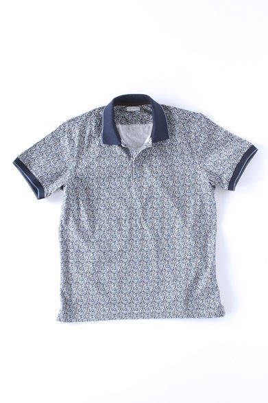 <strong>Hankyu MEN'S TOKYO | May "Euro Preppy Sports"</strong> A refined piece, unique to Liberty print, originating in the UK. Pepper print polo, ¥14,700 (MACKINTOSH PHILOSOPHY)
