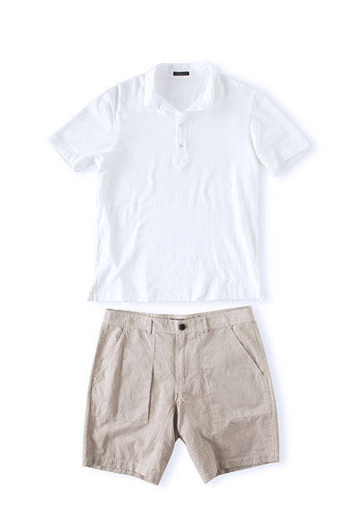 <strong>Hankyu MEN'S TOKYO | May "Euro Preppy Sports"</strong> Polo shirt with a terry-like texture, soft and stretchy, ¥14,700. Shorts, ¥18,900 (Theory)