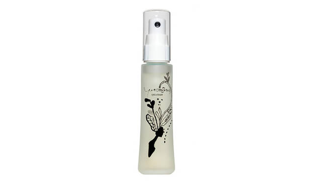 　松浦美穂が提案する、あらたな美へのアプローチ<br /><br />ヘアパフューム 30mL　3990円<br />日本のジュエリーブランド「TASAKI」が自然から育てたパールを一粒ボトルの中に入れた贅たくなヘアパフューム。ローズやゼラニウム、セージ、ビャクダンなどの植物由来原料に加え、天然の真珠にふくまれるアミノ酸の結合体であるコンキオリン（真珠タンパク）を配合。自然の恵みで髪の潤いをチャージし、健やかな毛髪へとサポートする。パチョリ、イランイランなどのエッセンシャルオイルの香りは心を癒し、リラックス気分に！