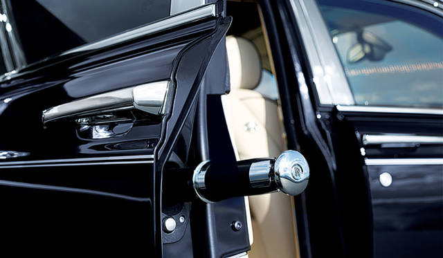 <strong>Rolls-Royce Phantom Extended Wheelbase｜ロールス・ロイス ファントム エクステンデッド ホイールベース</strong>