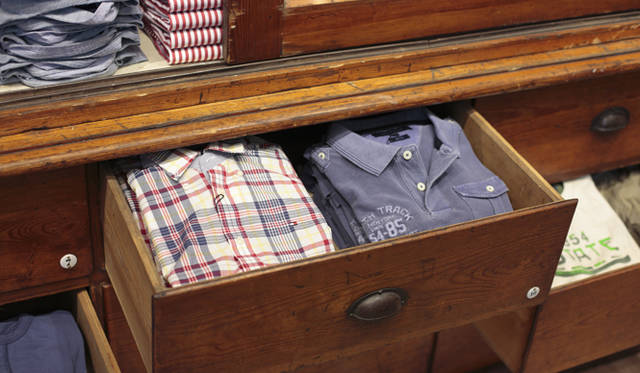 <strong>TOMMY HILFIGER</strong> Vintage fixtures serve as excellent supporting actors to Tommy Hilfiger's clothing