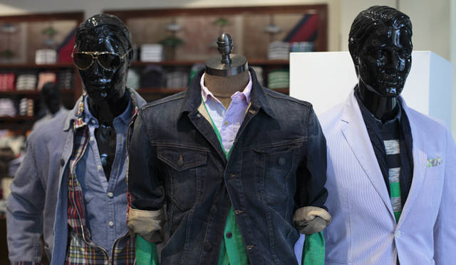<strong>TOMMY HILFIGER</strong> A masterful mix of casual and dress styles