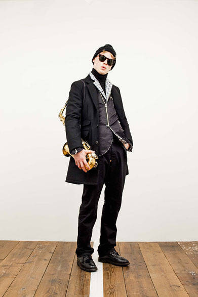<strong>HUM & RAWER｜ハム アンド ロワー</strong>　シングルブレステッドポロコート7万1400円、リバーシブルジャケット 6万900円、5ポケットコットンサテンパンツ2万1000円
