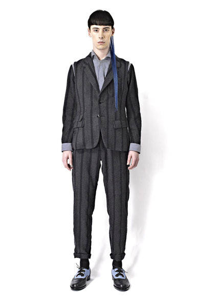 <strong>TAISHI NOBUKUNI｜タイシ ノブクニ</strong>　「PSYCHO TAILOR」　ベスト4万950円、シャツ3万6750円、パンツ5万400円、靴4万6200円