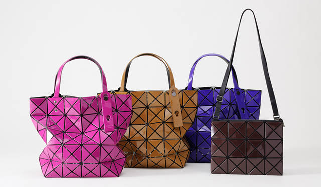 <strong>ISSEY MIYAKE INC.｜イッセイ ミヤケ</strong>　“BILBAO LUCENT SEASONAL COLORS” トート2万4150円、ショルダー1万2600円、ポーチ7350円
