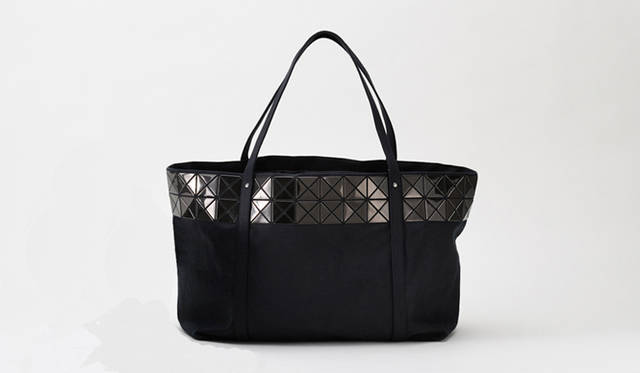 <strong>ISSEY MIYAKE INC.｜イッセイ ミヤケ</strong>　“BILBAO CANVAS-1” ラージ3万1500円、スモール2万9400円