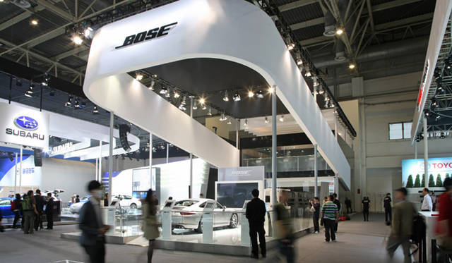 <strong>BOSE｜ボーズ</strong>　カーブランドに混じって、アクセサリーブランドながら存在感を放っていたボーズのブース