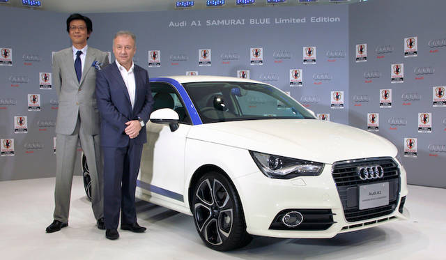<strong>Audi A1 SAMURAI BLUE Limited Edition｜アウディA1サムライブルー リミテッドエディション</strong>　人物左｜大喜多 寛アウディ ジャパン代表取締役社長 　人物右｜ザッケローニ監督