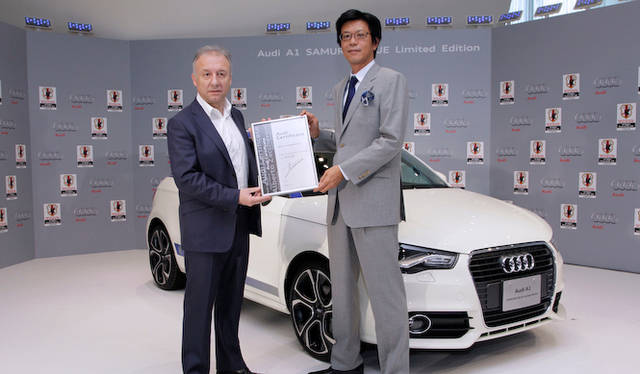 <strong>Audi A1 SAMURAI BLUE Limited Edition｜アウディA1サムライブルー リミテッドエディション</strong>　発表会および納車式にはザッケローニ監督も駆けつけ、世界でただ1台の「SAMURAI BLUE」のキーを手渡した
