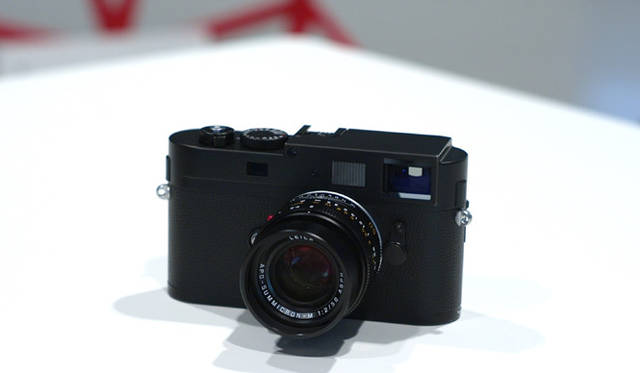 <strong>Leica｜ライカ</strong>　ライカ M モノクロームと同時に、ライカMレンズの新製品「ライカ アポ・ズミクロンM f2.0/50mm ASPH.」も発表された。収差を抑える効果の高いフローティングシステムを採用し、ライカ M モノクロームにもベストマッチングなレンズだ。 ライカ M モノクローム、ライカ アポ・ズミクロンM f2.0/50mm ASPH.ともに8月発売予定。 予定価格はライカ M モノクロームのボディが84万円、ライカ アポ・ズミクロンM f2.0/50mm ASPH.が69万3000円