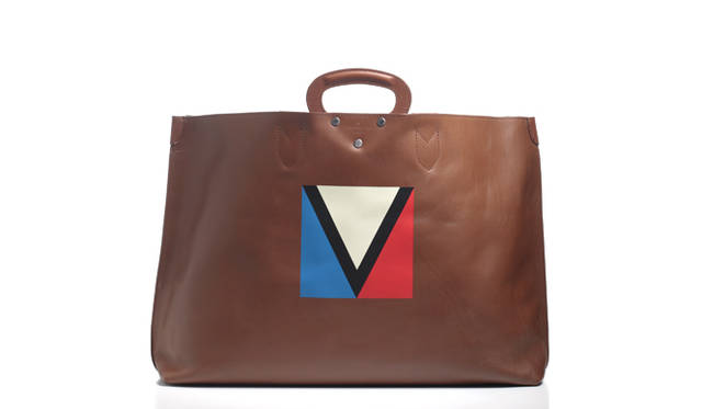 <strong>LOUIS VUITTON｜ルイ・ヴィトン</strong>　上品なブラウンのカーフレザーに、トリコロールのシグネチャーが映えるルイ・ヴイトンのトートバッグ。ナイロン製のストラップが付いているので、肩に掛けることもできる。容量も大きめで使い勝手良し。カジュアルシーンで幅広く活躍してくれるはずだ。H38×W60×D12cm。<br /><br />42万8400円<br />ルイ・ヴィトン カスタマーサービス<br />Tel. 03-3478-2100<br />http://www.louisvuitton.jp