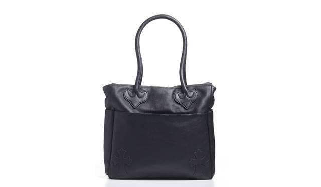 <strong>CHROME HEARTS｜クロムハーツ</strong>　お馴染みのカウレザーを使った、口部分がジップのモデル。A4サイズの書類がすっぽりと入る大きさで、フロント＆バッグに大きなポケット、両サイドにも小さなポケットがつく便利な仕様。やや長めに設定されたハンドルは手持ち、肩掛けのどちらにも対応する。<br /><br />26万400円<br />（クロムハーツ トーキョー<br />Tel. 03-5766-1081<br />http://www.chromehearts.com/