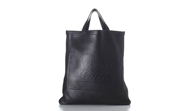 <strong>GUCCI｜グッチ</strong>　グレインレザーに、グッチを象徴するスクリプトロゴを大きく型押しした、アイコニックなトートバッグ。あえてライニングを設けないことで、柔らかい最高級レザーの質感を存分に味わうことができる。素材の良さをそのまま活かす、グッチのこだわりが忠実に表現されている。使い込んだあとの経年変化も非常に楽しみなバッグである。H46×W43cm。<br /><br />16万8000円<br />グッチ ジャパン カスタマーサービス<br />Tel. 03-5469-6611<br />http://www.gucci.com