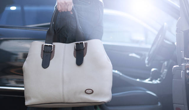 <strong>FENDI｜フェンディ</strong>　26万4600円（フェンディ ジャパン／Tel. 03-5414-6762）　http://www.fendi.com/