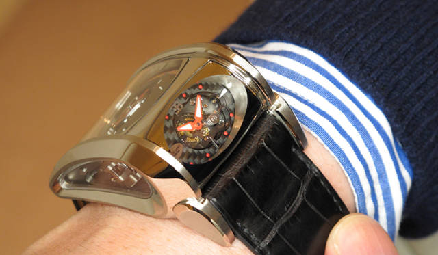 <strong>PARMIGIANI FLEURIER｜パルミジャーニ・フルリエ</strong>　運転中、この大きさの文字盤が見やすいか判断できる人は世界で120人しかいない