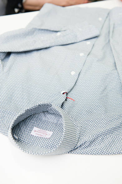 <strong> DESIGNWORKS｜デザインワークス</strong>　カッタウェイカラーシャツ2万2050円（マリオ・ムスカリエッロ／ドゥ・コート デザインワークス銀座店）