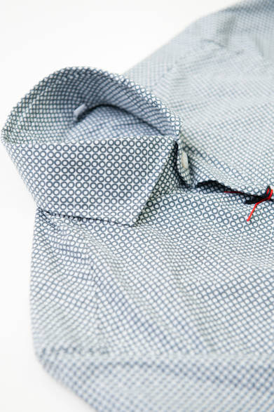 <strong> DESIGNWORKS｜デザインワークス</strong>　カッタウェイカラーシャツ2万2050円（マリオ・ムスカリエッロ／ドゥ・コート デザインワークス銀座店）