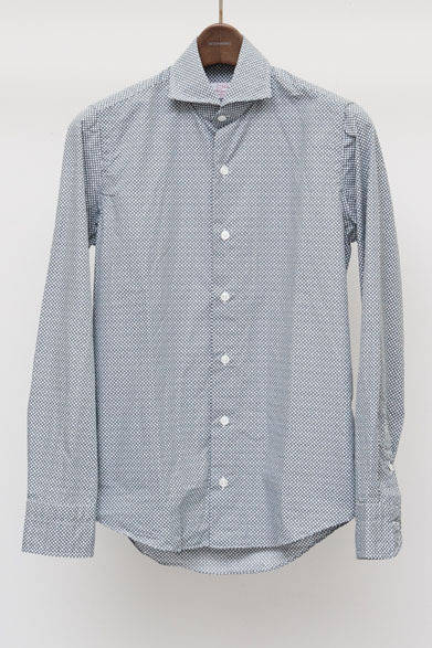 <strong> DESIGNWORKS｜デザインワークス</strong>　カッタウェイカラーシャツ2万2050円（マリオ・ムスカリエッロ／ドゥ・コート デザインワークス銀座店）