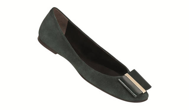 <strong>Roger Vivier｜ロジェ ヴィヴィエ</strong> ロジェ ヴィヴィエの1960年代のアーカイブからインスパイアされた新作ラウンドトゥシューズ「パピヨン」