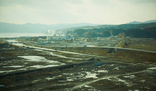 <strong>浜のミサンガ「環」</strong>　津波により、被災地のひとびとは一瞬にして多くのものを失った