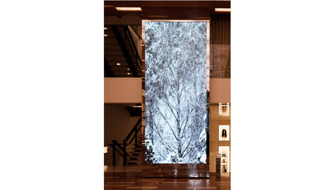 <strong>ESPACE LOUIS VUITTON TOKYO｜エスパス ルイ・ヴィトン東京　“AWAKENING”</strong>　<br />The Big Crunch (2012) Sami Sänpäkkilä　<br />©Louis Vuitton / Jérémie Souteyrat　Courtesy of Espace Louis Vuitton Tokyo