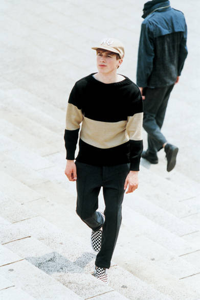 <strong>Numero Uno｜ヌメロ ウーノ</strong>　GUERNSEY SWEATER 2万5200円、SWEAT TROUSERS 1万9950円、NU CAP 1万290円
