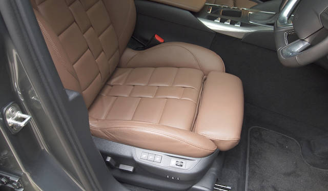 <strong>Citroen DS5｜シトロエン DS5</strong>　レザーシートやクラブレザーシートを選択すると電動シートとなる