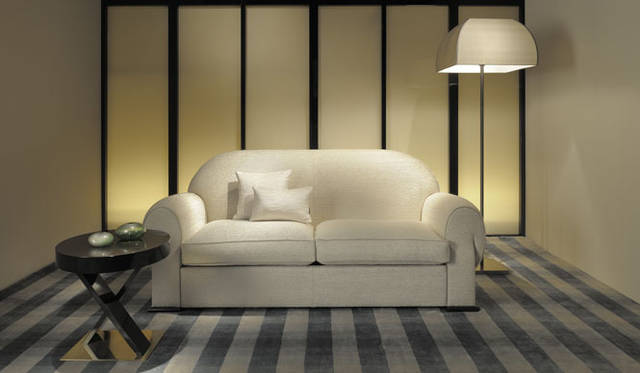 <strong>ARMANI / CASA｜アルマーニ / カーザ</strong>　2人掛けソファ「EMILE（エミーレ）」＋フロアランプ「ALICA（アリーチャ）」＋スモールテーブル「CIMAROSA（チマローザ）」