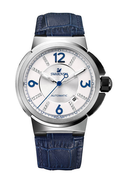 The "Piazza Grande" is equipped with a Swiss automatic mechanical movement. Its hour and minute hands are luminescent and semi-skeletonized, designed for clear time reading day or night. The slender second hand, shining in electric blue, is also captivating.<br /><br /><strong>Piazza Grande Automatic</strong><br />¥169,050<br />Automatic, 43mm diameter, Stainless steel x ceramic x crystal<br /><br />Swarovski Japan (Customer Relations)<br />Tel. 0120-10-8700<br />www.swarovski.co.jp