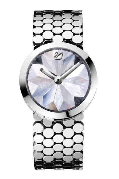 This is "Lake of Shimmer," specially designed for Swarovski by the world-renowned Japanese designer Tokujin Yoshioka. It features a dial made of small hexagonal mirror panels and a single piece of crystal cut into 12 facets.<br /><br /><strong>Lake of Shimmer</strong><br />¥148,050<br />Quartz, 32mm diameter, Stainless steel x crystal<br /><br />Swarovski Japan (Customer Relations)<br />Tel. 0120-10-8700<br />www.swarovski.co.jp