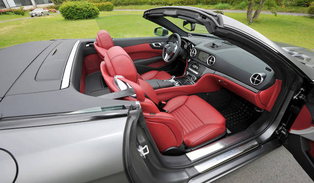 <strong>Mercedes-Benz SL550 BlueEFFICIENCY</strong><br />The interior of the SL550 test car featured the Full Leather Package (¥500,000) and a Bang & Olufsen audio system (¥500,000).