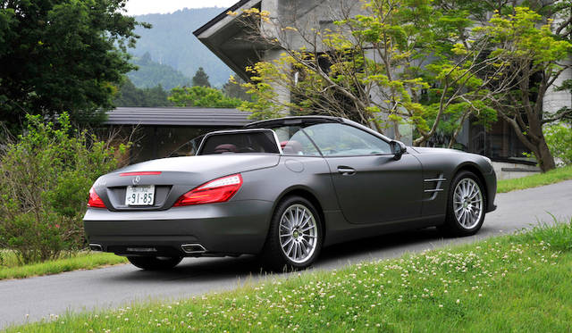 <strong>Mercedes-Benz SL550 BlueEFFICIENCY</strong><br />The body color is a matte paint called "Celsite Grey" (an optional color for ¥200,000).