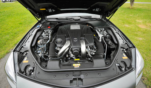 <strong>Mercedes-Benz SL550 BlueEFFICIENCY</strong><br />The SL550's engine is a 4.7-liter V8 DOHC twin-turbocharged unit, producing a maximum output of 435 hp and a peak torque of 700 Nm.