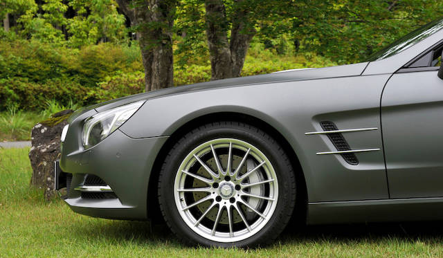 <strong>Mercedes-Benz SL550 BlueEFFICIENCY</strong><br />Standard tires are 255/40R18 for the front and 285/35R18 for the rear.