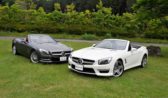 <strong>Mercedes-Benz SL550 BlueEFFICIENCY</strong><br />The white car in the foreground is the SL63 AMG, which was on display as a reference.