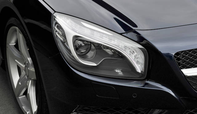 <strong>Mercedes-Benz SL350 BlueEFFICIENCY</strong><br />LEDs are used for the positioning lights and turn signals.