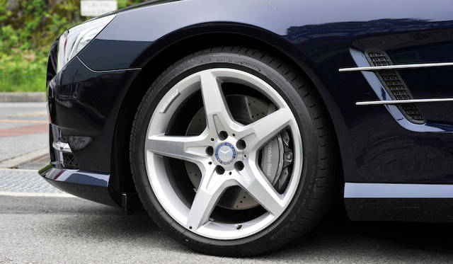 <strong>Mercedes-Benz SL350 BlueEFFICIENCY</strong><br />With the "AMG Sports Package," the car is equipped with 19-inch five-spoke wheels.