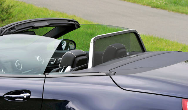 <strong>Mercedes-Benz SL350 BlueEFFICIENCY</strong><br />The electric draft stop, which prevents wind turbulence when driving, is standard equipment.