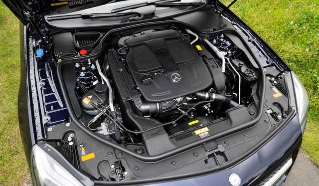 <strong>Mercedes-Benz SL350 BlueEFFICIENCY</strong><br />The SL350's engine is a 3.5-liter V6, producing a maximum output of 225 kW (306 hp) and a peak torque of 370 Nm (37.5 kgm).