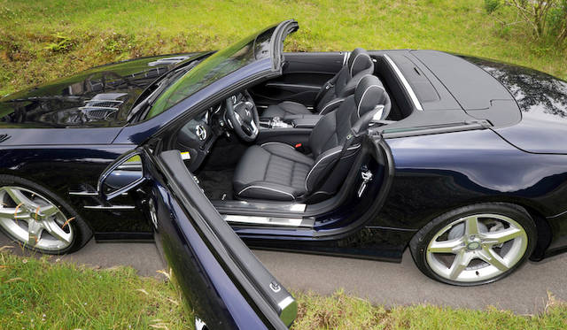 <strong>Mercedes-Benz SL350 BlueEFFICIENCY</strong><br />With the "AMG Sports Package," the interior design is unique, and the trim and instrument panels are also changed to AMG specifications.